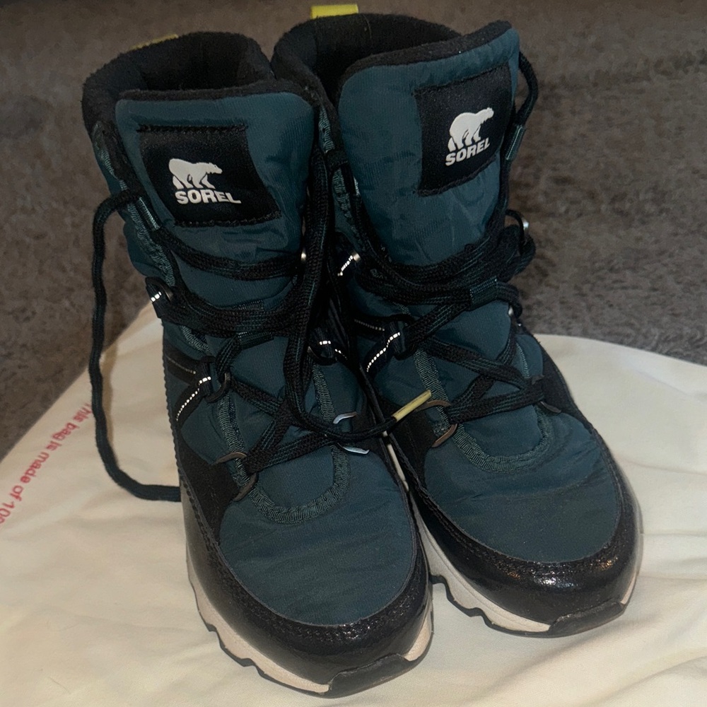 Sorel womens Black and Teal snow boots